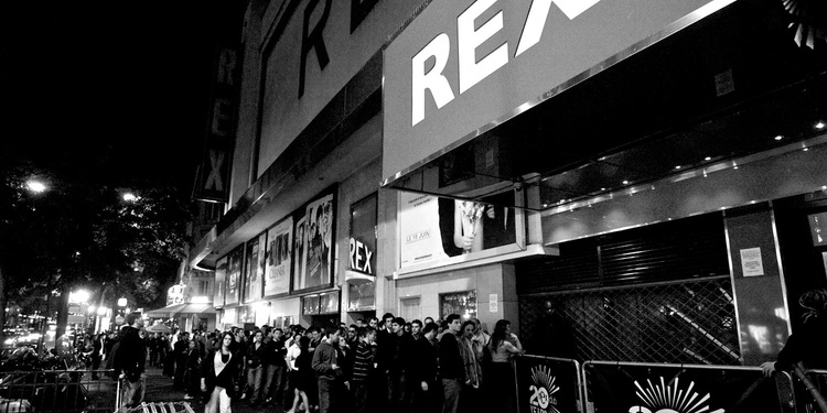 Attente à l'entrée du Rex Club